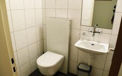 Bild 20: Die moderne, saubere Toilette ist vom Badezimmer räumlich getrennt. 