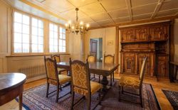 Bild 4: Das Wohnzimmer mit historischem Täfer und alten Möbeln aus der Schlosssammlung sowie atmosphärischen Stilmöbeln.