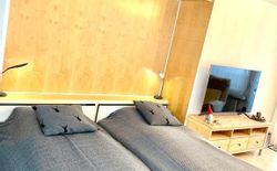 Bild 26: 1-2 Wandschrankbetten können im Wohnzimmer runtergeklappt werden, plus ein bequemes Sofa Bett