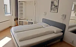 Bild 11: Komfortables Bett und moderner Schrank