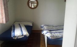Bild 2: Schlafzimmer mit drei Betten 