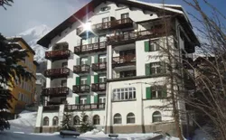 Großzügige Ferienwohnung mit Balkon, Bergblick, Tiefgarage, direkt an der Loipe, Bild 1: Haus im Winter - Wohnung im 1. Stock