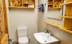 Bild 12: Kleines Badezimmer Nr.2: WC und Waschbecken mit Kosmetikspiegel + Föhn.