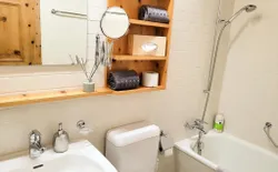 Bild 10: Badezimmer Nr.1: Badewanne mit Dusche, WC, Waschbecken, Kosmetikspiegel + Föhn.