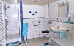Bild 12: Bad/Dusche. großzügiges Badezimmer mit Dusche, Badewanne und WC