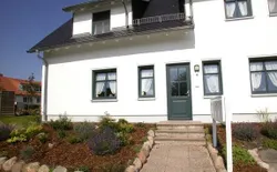 Bild 13: 55b "Hiddensee" Eingang rechts von der Haustür