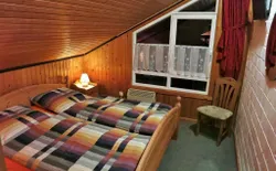 Bild 14: Schlafzimmer OG 1 mit Doppelbett 1,80m x 2,00 m sowie TV