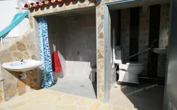 Bild 33: Rollstuhlgerechte Warmwasser Außendusche und WC