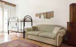 Bild 2: MAIN Zimmer mit Etagenbett und Sofa