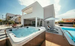 Modern Villa South, in Dalmatia, with a Pool, Bild 1