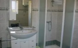 Bild 12: A1(2+2): Badezimmer mit Toilette