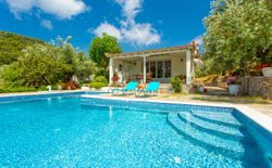 Villa Tassoula: Large Private Pool, Walk to Beach, WiFi, Bild 1