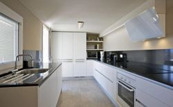 Bild 16: Gut ausgestattete offene Küche mit Geschirrspülmaschine