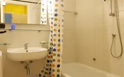 Bild 18: Helles, freundliches Bad mit Waschmaschine und Badewanne mit Duschmöglichkeit
