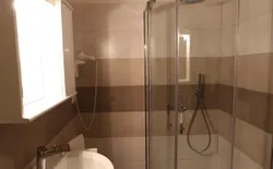 Bild 19: Freundliches Badezimmer mit Dusche und Bidet