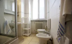 Bild 19: Freundliches Bad mit Badewanne (Duschmöglichkeit), Bidet und Fenster