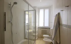 Bild 20: Freundliches Bad mit Badewanne (Duschmöglichkeit), Bidet und Fenster