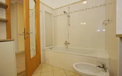 Bild 21: Freundliches Badezimmer mit Badewanne und Bidet - Wohnung Nr. 3