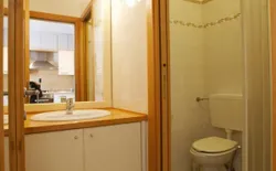 Bild 10: Freundliches Badezimmer mit Dusche und Waschmaschine - Wohnung Nr. 2