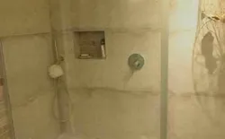 Bild 21: Badezimmer mit ebenerdiger, begehbarer Dusche und Fenster