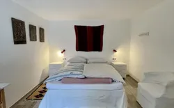 Bild 25: Eins von zwei Schlafzimmern mit französischem Bett 