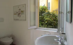 Bild 12: Freundliches Badezimmer mit Fenster
