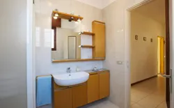 Bild 22: Freundliches Badezimmer mit Dusche, kleiner Badewanne, Bidet und Fenster