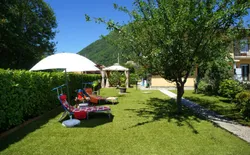 Bild 4: Ca. 150 m² großer Sonnengarten mit Pavillon und Barbecue