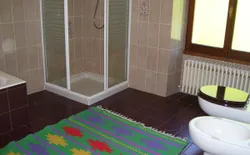 Bild 14: Großes, freundliches Bad mit Dusche, Bidet, Badewanne und Fenster