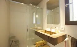 Bild 29: Eines von 2 Badezimmern mit Dusche, Bidet und Fenster
