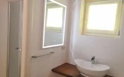 Bild 7: Freundliches Bad mit Dusche, Bidet und Fenster