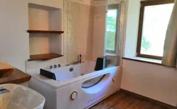 Bild 16: Freundliches und modernes Bad mit Badewanne mit Duschmöglichkeit, Bidet und Fenster