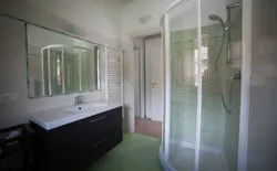 Bild 8: Freundliches und modernes Badezimmer mit Dusche