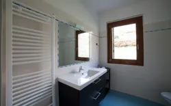 Bild 9: Freundliches und modernes Bad mit Dusche - Wohneinheit B