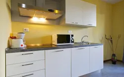 Bild 8: Gut ausgestattete Küchenzeile mit Geschirrspülmaschine