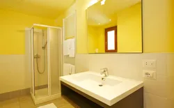Bild 16: Freundliches Badezimmer mit Dusche, Bidet und Fenster