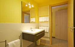 Bild 14: Freundliches Badezimmer mit Dusche, Bidet und Fenster