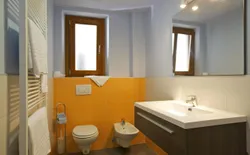 Bild 16: Freundliches Badezimmer mit Dusche, Bidet und Fenster