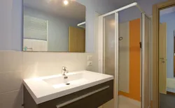 Bild 17: Freundliches Badezimmer mit Dusche, Bidet und Fenster