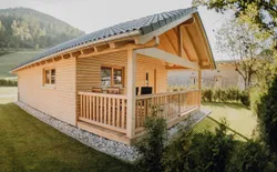 Natur-Camp Tannenfels, (Baiersbronn). Blockhütte, 60 qm, 2 Schlafzimmer, Holzterrasse mit Garten, max. 4 Personen, Bild 1