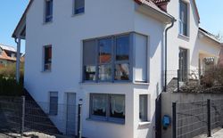 Ferienwohnung Goltz (Thüngersheim). Ferienwohnung 36qm mit Terrasse, Bild 1: Außenansicht Eingang mit Stellplatz