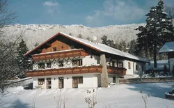 Ferienwohnungen Geiger Bayerischer Wald (Bad Kötzting). Wohnung Bayerischer Wald - 110qm, Bild 1: Hausansicht Winter