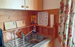 Bild 5: Wohnraum mit Küchenzeile