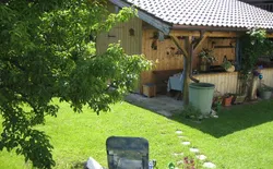 Bild 2: Ferienwohnung Kaiserblick - Überdachter Freisitz im Garten
