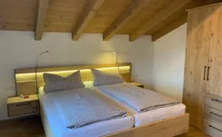 Bild 9: Schlafzimmer mit Doppelbett