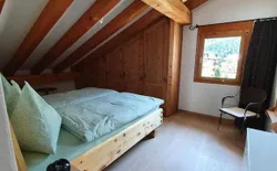 Bild 6: Doppelbettzimmer in Arvenholz