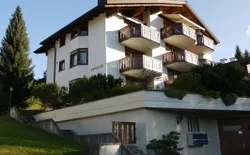 Ferienwohnung, Obersaxen-Valata, Haus Chistasteggli, Bild 1: Außenansicht des Hauses
-Ferienwohnung im obersten Stockwerk mit Doppelbalkon-