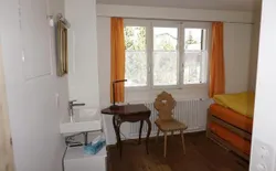Bild 13: Einerzimmer mit Lavabo & Spiegel, Pult, Kasten, guter Bettinhalt