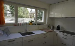 Bild 10: helle Küche mit Aussicht auf Muottas Muragl