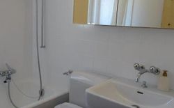 Bild 11: Bad1mit Fenster,Badewanne,Duschvorrichtung, Closomat,grosser Spiegelschrank, Föhn,zusätzl. separat.WC/ Dusche im OG